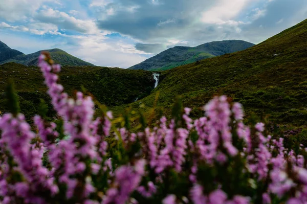 Eas a Bhradain Şelalesi Allt Coire nam Bruadaran Nehri 'nde sağanak yağmurdan sonra. Göl Ainort, Skye Adası, Batı Adaları, İskoçya