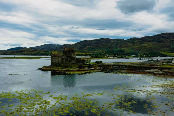 Eilean Donan Kalesi Bulutlu bir günde, İskoçya Highlands