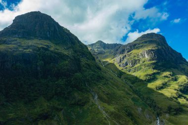 İskoçya manzarası, Highlands, Glencoe 'daki Üç Kız Kardeş dağ sırası..