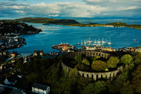 Oban, İskoçya, İngiltere 'deki McCaig Kulesi.