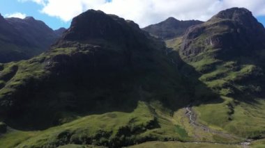 İskoçya manzarası, Highlands, Glencoe 'daki Üç Kız Kardeş dağ sırası..