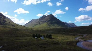 Geleneksel dağ bothy Buachaille Etive Mor Glencoe İskoç dağlık yakınındaki Coupall Nehri yanında yer alan