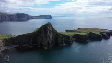 Okyanus kıyısı panoramik Neist Point deniz feneri, İskoçya, Birleşik Krallık