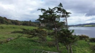 İskoçya, Skye Adası 'ndaki Dunvegan Şatosu ve limanı bulut gününde