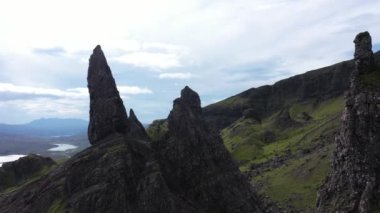 İskoçya 'daki Storr ihtiyarının harika taş oluşumları. Burası Skye Adası..