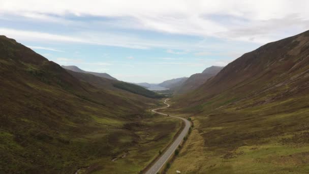 Loch Maree Visto Alto Glen Docherty Com Estrada Para Kinlochewe — Vídeo de Stock