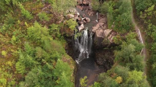 スコットランドのゲアロック近くのビクトリア滝は 1877年にこの地域を訪れたヴィクトリア女王にちなんで名付けられた 国立自然保護区にある — ストック動画