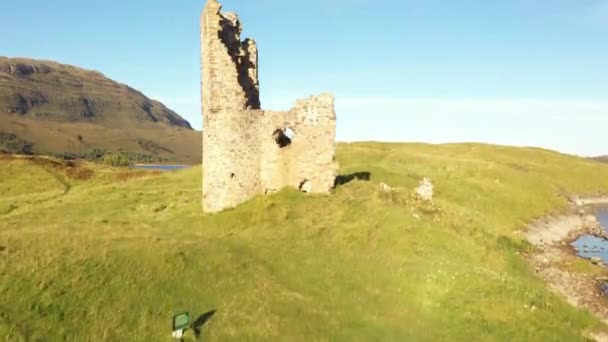 ロッホ アッシント サザーランド 北西部のハイランド スコットランドの上の荒廃した16世紀のArdvreck城の眺め — ストック動画