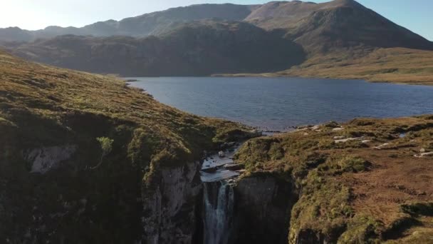 アスシント スコットランドの北西部高地での嘆きの未亡人の滝 滑らかな水 ストリーム 岩と滝 — ストック動画