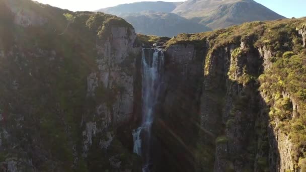 苏格兰西北部高地Assynt的哀号寡妇瀑布 瀑布与光滑的水 — 图库视频影像