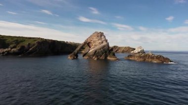 Yaylı Kemancı Kayası olarak bilinen bu sivri jeolojik çıkıntı Portknockie, İskoçya yakınlarında yer almaktadır.