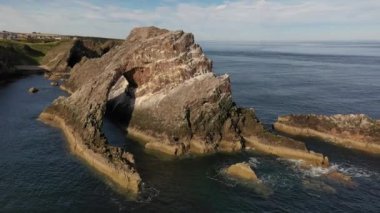 Yaylı Kemancı Kayası olarak bilinen bu sivri jeolojik çıkıntı Portknockie, İskoçya yakınlarında yer almaktadır.