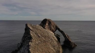 Yaylı Kemancı Kayası olarak bilinen bu sivri jeolojik çıkıntı Portknockie, İskoçya yakınlarında yer almaktadır.