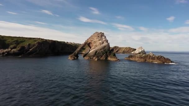 Yaylı Kemancı Kayası Olarak Bilinen Sivri Jeolojik Çıkıntı Portknockie Skoçya — Stok video
