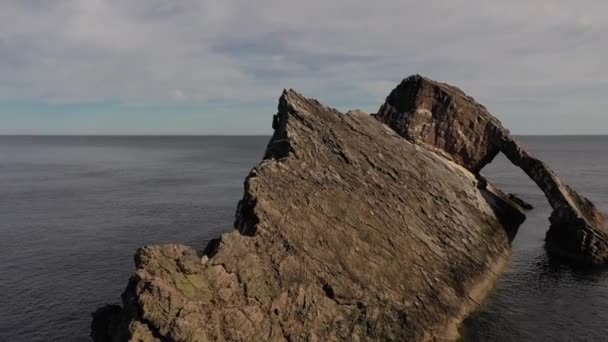 このギザギザの地質学的露頭は スコットランドのポルトノッキー近くに位置しています — ストック動画