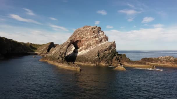Yaylı Kemancı Kayası Olarak Bilinen Sivri Jeolojik Çıkıntı Portknockie Skoçya — Stok video