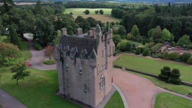 Banchory, Aberdeenshire yakınlarındaki Crathes Kalesi, İskoçya iyi korunmuş bir 16. yüzyıldır.