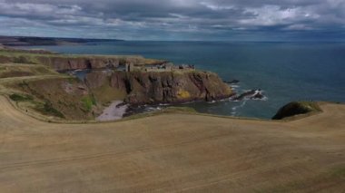 Stonhaven 'daki Dunnottar Şatosu hava manzaralı.