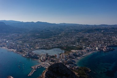 Havadan görünümü nefes kesen Penyal difac doğal park Penon de Ifach büyük kireçtaşı Calpe bağlantı noktası üzerinde demirli gemileri deniz üzerinde. Güneşli bir gün güzel manzara. Costa Blanca İspanya