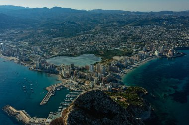 Havadan görünümü nefes kesen Penyal difac doğal park Penon de Ifach büyük kireçtaşı Calpe bağlantı noktası üzerinde demirli gemileri deniz üzerinde. Güneşli bir gün güzel manzara. Costa Blanca İspanya