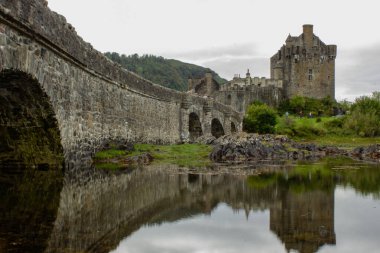 Eilean Donan Kalesi Bulutlu bir günde, İskoçya Highlands