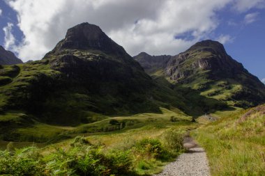 İskoçya manzarası, Highlands, Glencoe 'daki Üç Kız Kardeş dağ sırası..