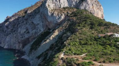 Havadan görünümü nefes kesen Penyal difac doğal park Penon de Ifach büyük kireçtaşı Calpe bağlantı noktası üzerinde demirli gemileri deniz üzerinde. Güneşli bir gün güzel manzara. Costa Blanca İspanya