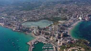 Havadan görünümü nefes kesen Penyal difac doğal park Penon de Ifach büyük kireçtaşı Calpe bağlantı noktası üzerinde demirli gemileri deniz üzerinde. Güneşli bir gün güzel manzara. Costa Blanca İspanya