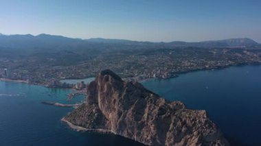 Havadan görünümü nefes kesen Penyal difac doğal park Penon de Ifach büyük kireçtaşı Calpe bağlantı noktası üzerinde demirli gemileri deniz üzerinde. Güneşli bir gün güzel manzara. Costa Blanca İspanya