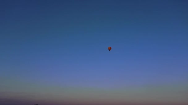Sziluettjét Tükrözi Hőlégballon Megy Fel Égen Amikor Naplemente — Stock videók