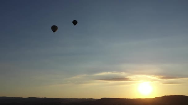 Silhouette Och Reflektion Luftballong Går Upp Himlen När Solnedgången — Stockvideo