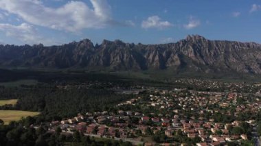 Montserrat dağının panoramik görüntüsü