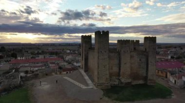 Aragon 'daki Sadaba kalesinde altı savunma kulesi var.