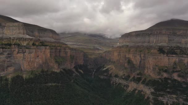 Luchtfoto Wolken Dag Van Parque Nacional Ordesa Monte Perdido Spanje — Stockvideo