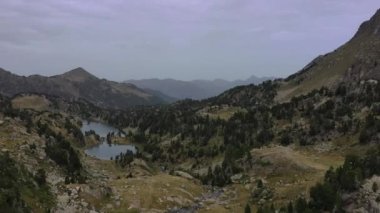 Pirenelerdeki göl manzarası çok güzel.