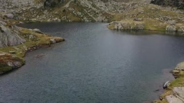 Pirenelerdeki göl manzarası çok güzel.