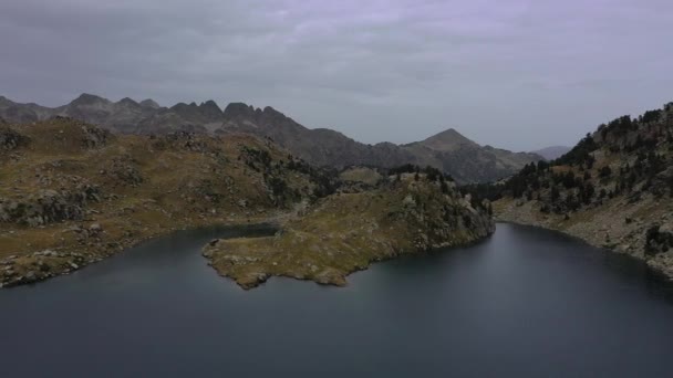Prachtig Uitzicht Vanuit Lucht Een Meer Pyreneeën — Stockvideo