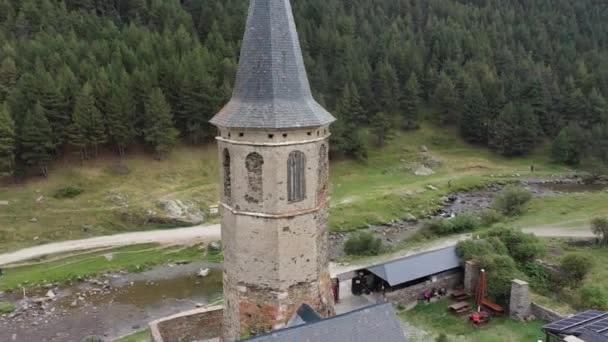 Luftaufnahme Der Berghütte Montgarri Sommer Mit Den Pyrenäen Hintergrund Lleida — Stockvideo