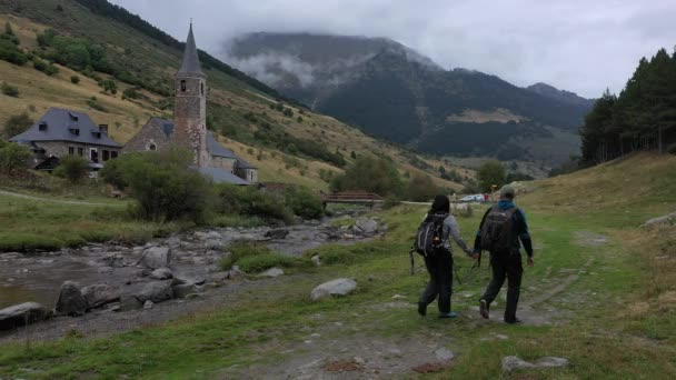 Luftaufnahme Der Berghütte Montgarri Sommer Mit Den Pyrenäen Hintergrund Lleida — Stockvideo