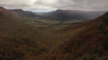 Nacedero de Urederra, Navarra, Kuzey İspanya 'da sonbahar sahnesinde hava manzarası.