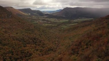 Nacedero de Urederra, Navarra, Kuzey İspanya 'da sonbahar sahnesinde hava manzarası.