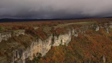 Nacedero de Urederra, Navarra, Kuzey İspanya 'da sonbahar sahnesinde hava manzarası.