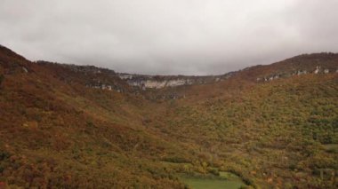 Nacedero de Urederra, Navarra, Kuzey İspanya 'da sonbahar sahnesinde hava manzarası.
