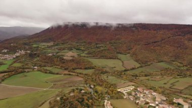 Nacedero de Urederra, Navarra, Kuzey İspanya 'da sonbahar sahnesinde hava manzarası.