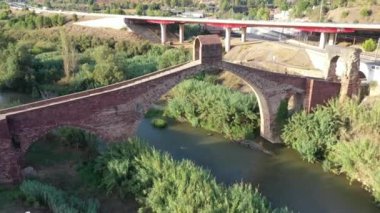 Ponte del Diable Barcelona 'nın Martorell şehrindeki Llobregat nehrinde.