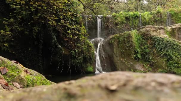 Vízesés Garrotxában Gyönyörű Vízesés Természet Közepén — Stock videók