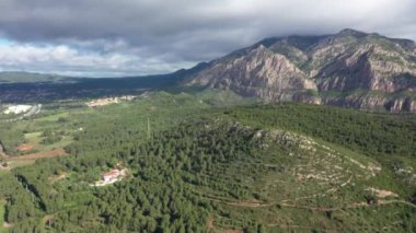İspanya Katalonya 'daki Montserrat Dağı' nın insansız hava aracı görüntüsü.