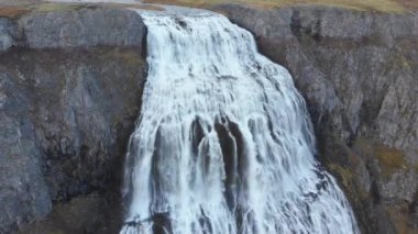 Dynjandi 'nin hava manzarası, aynı zamanda Fjallfoss olarak da bilinir, Vestfirdir' de büyük bir şelale..