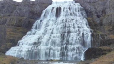 Dynjandi 'nin hava manzarası, aynı zamanda Fjallfoss olarak da bilinir, Vestfirdir' de büyük bir şelale..