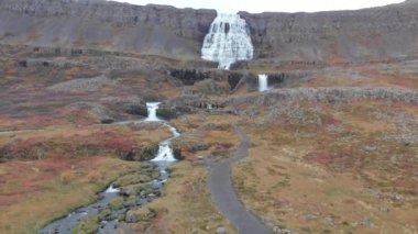 Dynjandi 'nin hava manzarası, aynı zamanda Fjallfoss olarak da bilinir, Vestfirdir' de büyük bir şelale..